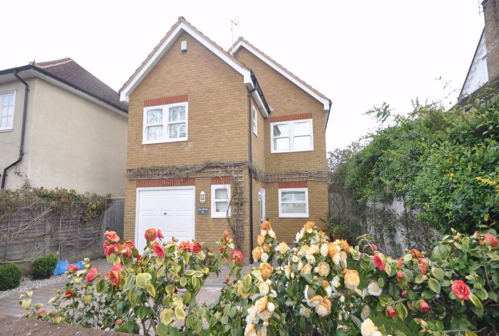 Esher Avenue, WALTON-ON-THAMES, Surrey, KT12 2SZ