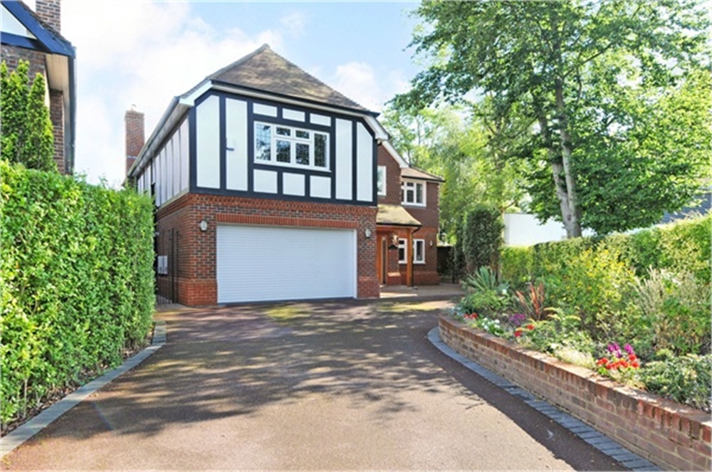 Ashley Close, WALTON-ON-THAMES, Surrey, KT12 1BJ