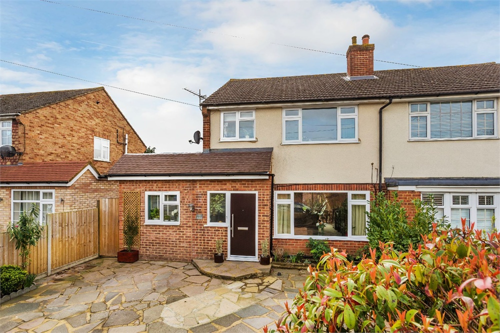 Oakbank Avenue, WALTONONTHAMES Rochills Estate Agents