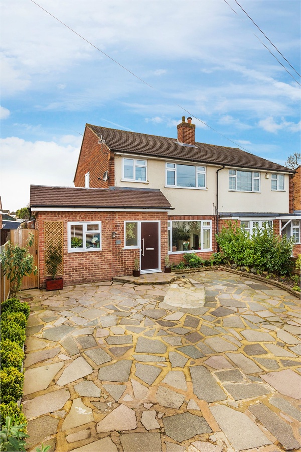 Oakbank Avenue, WALTONONTHAMES Rochills Estate Agents